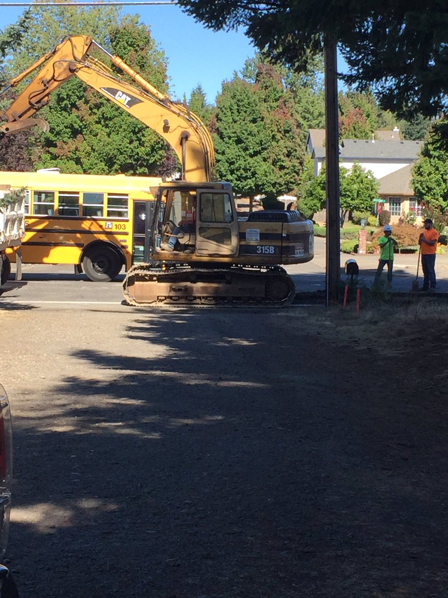 stinalynn00's tweet photo. The city didn't even know they were working on our street!But blocking us is ok?How can this be legal @KATUNews ?!? https://t.co/kec6phVG2k