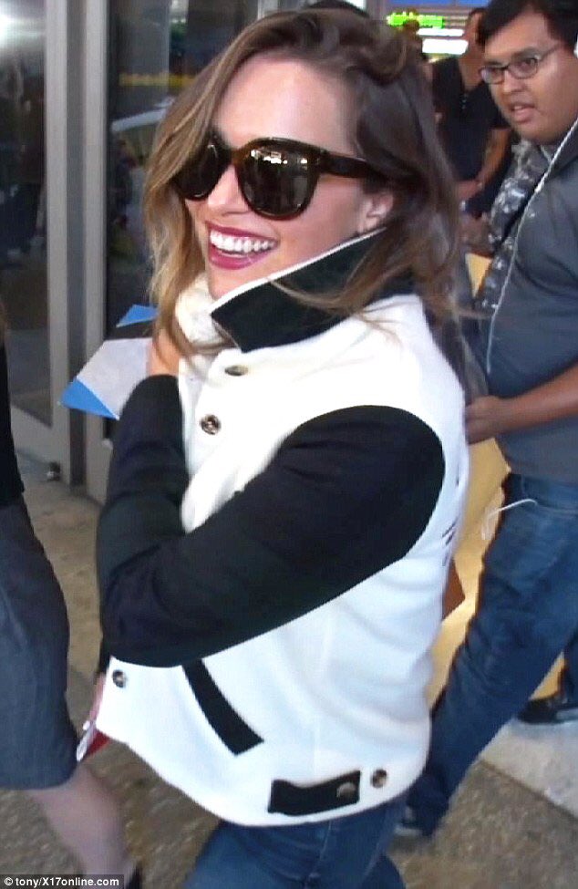 Emilia_Updates's tweet photo. Emilia Clarke in LA Airport! https://t.co/0YF3uf73fe