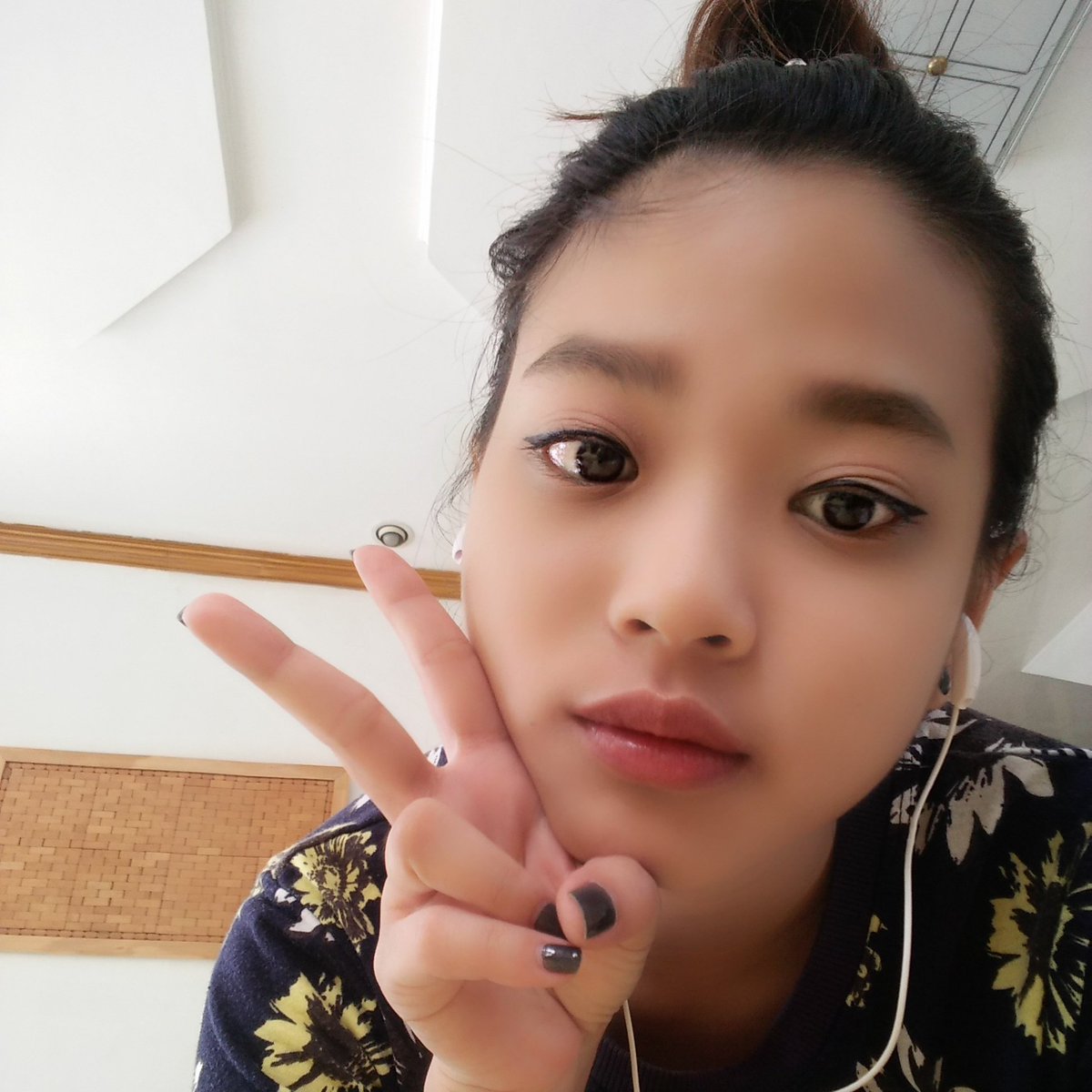 yopaukki's tweet photo. KILAY IS LIFE BUT EYELINER IS LIFER 😅💙 #makeupconfessions https://t.co/ol25NBSS0D