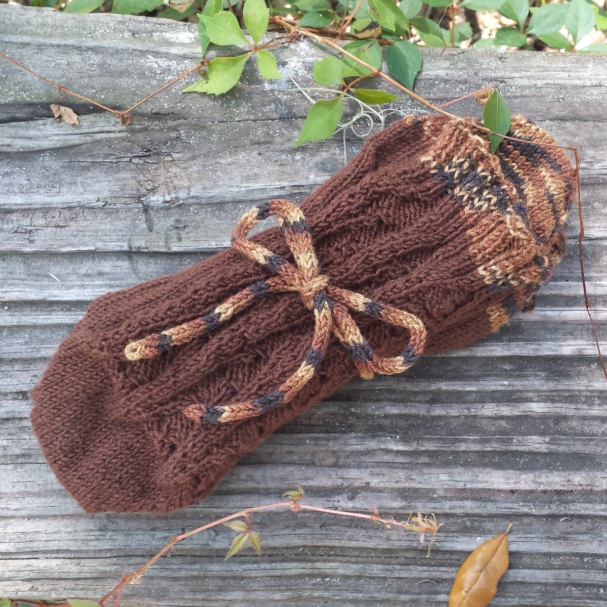 fromageisgood's tweet photo. I forgot to switch yarn for the heels. Oops! Mom's #barebark #socks #knitting #magicloop #toeup #twoatonce https://t.co/rrBdqNXmyc