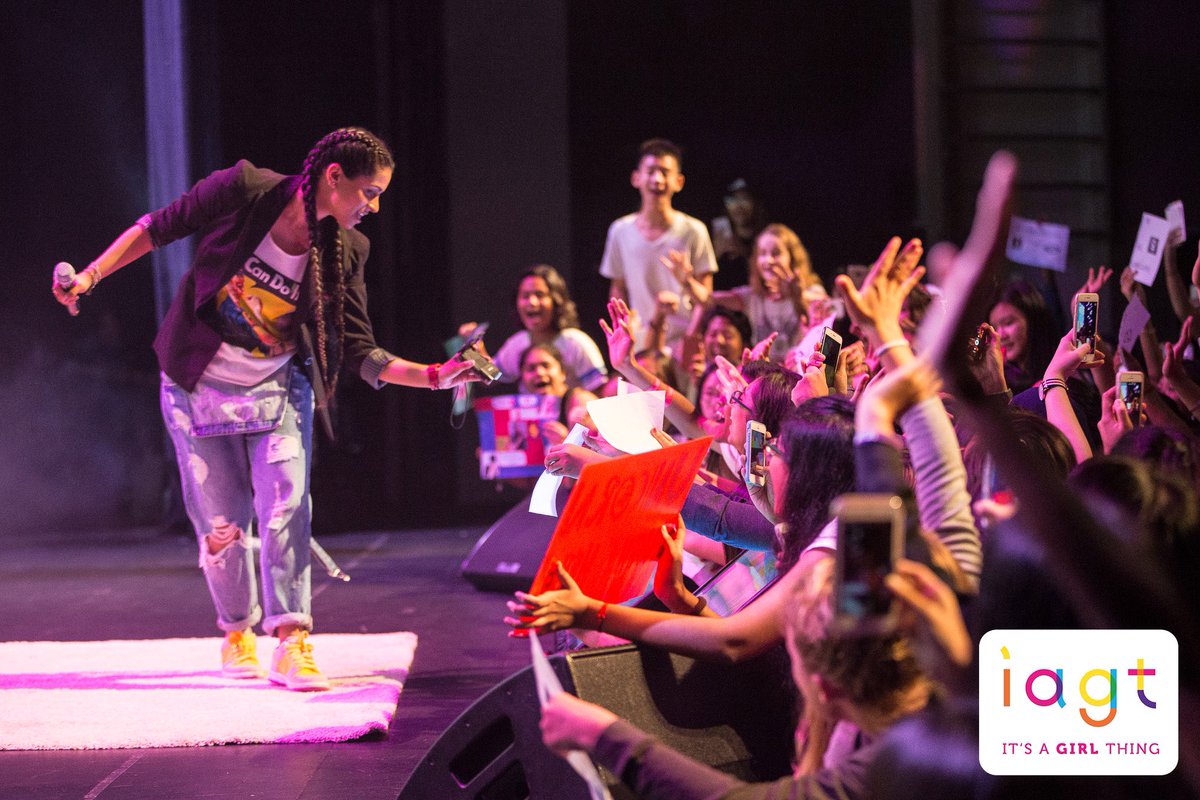 Lilly's tweet photo. 1000 unicorns in Singapore feeling turnt off spreading #GirlLove. This is the magic that flows through my soul 🙏🏽❤️ https://t.co/6vJcBQb1CE