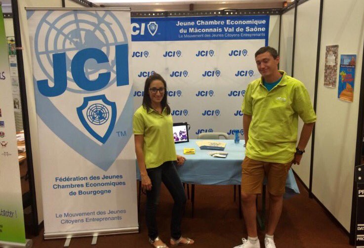 jcemacon's tweet photo. La jeunesse au forum 1 2 3 Macon ! @jcemacon @VilleDeMacon #GenerUP https://t.co/L0RmOpdG8t
