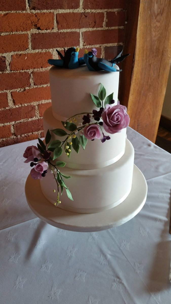 LjHamlin's tweet photo. @GailSimone you might like my friends wedding cake https://t.co/CXyABKgGUN