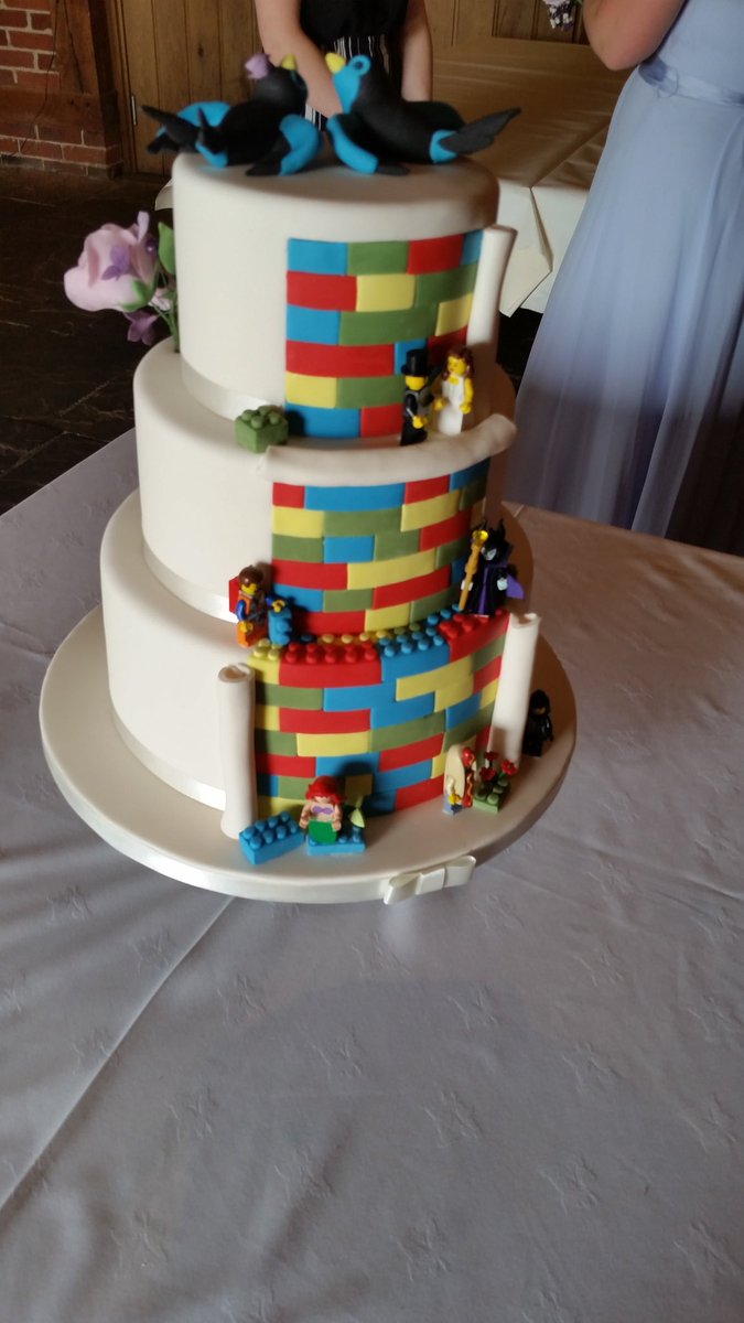 LjHamlin's tweet photo. @GailSimone you might like my friends wedding cake https://t.co/CXyABKgGUN