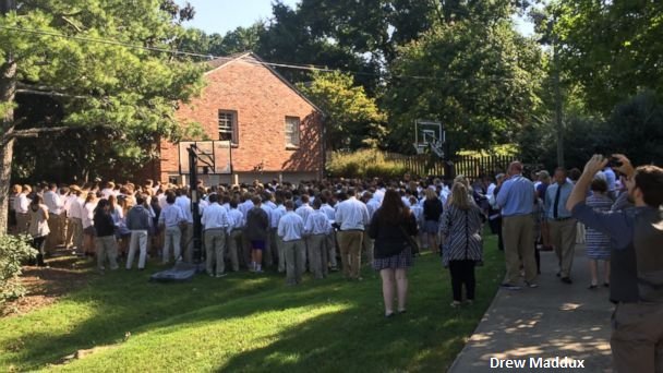 GMA's tweet photo. 400 students gather outside cancer-stricken teacher’s home to sing: https://t.co/2qaZpN94Ep https://t.co/sE4YtEDbZB