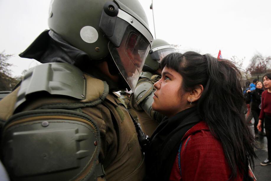 NiccoloZancan's tweet photo. Lei. Alla manifestazione per ricordare e condannare il golpe di Pinochet. Santiago del Cile. 
Reuters/Carlos Vera https://t.co/HzeCV4Ugff