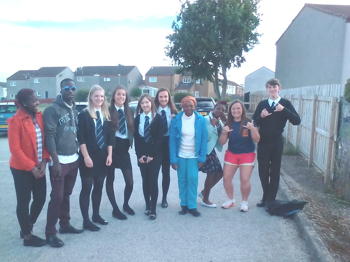MandeMatimba's tweet photo. Pupils and teachers take photos as they say good bye https://t.co/SiU9JC5KVm