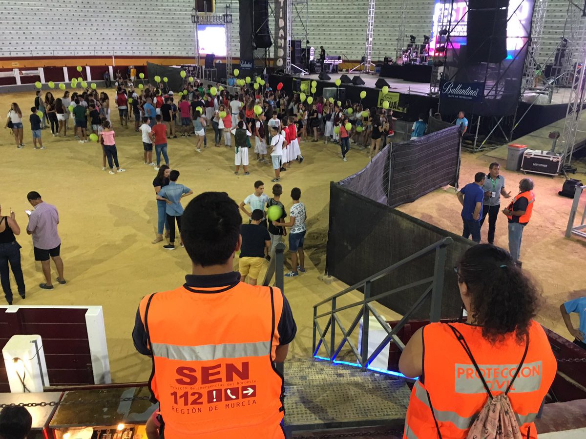 SEN_Murcia's tweet photo. Cinco voluntarios colaboran junto a @PCcehegin dando soporte preventivo al concierto #FestiBando. #ProtecciónCivil https://t.co/FGFnyMX22U