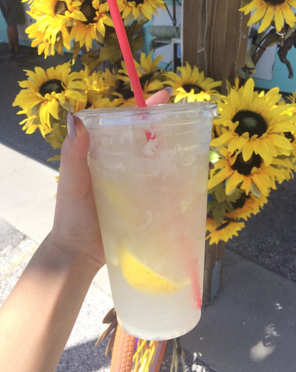 BrookeHummel_MX's tweet image. STUCK IN SUMMER!!!  #summersixteen #bhummel #stopblocktell #sunflowers #lemonade #croptops #sunshine