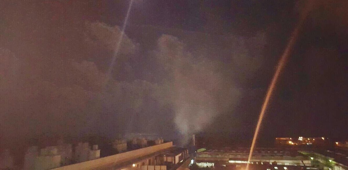 cvcvilanova's tweet photo. Mentre @gerardllobet busca les dades, ara mateix #vng continua sota aquesta #fumarada d'aire net i saludable https://t.co/MJ6wN3CVmV