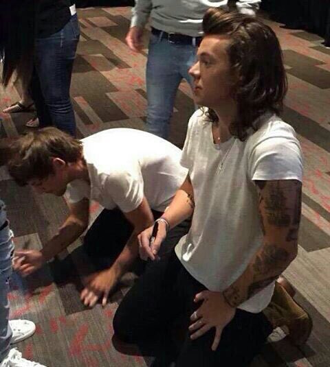 jarIragnar's tweet photo. Harry ve Louis bayram namazından #OneDirectionBayramda https://t.co/8BpSTBgfB1