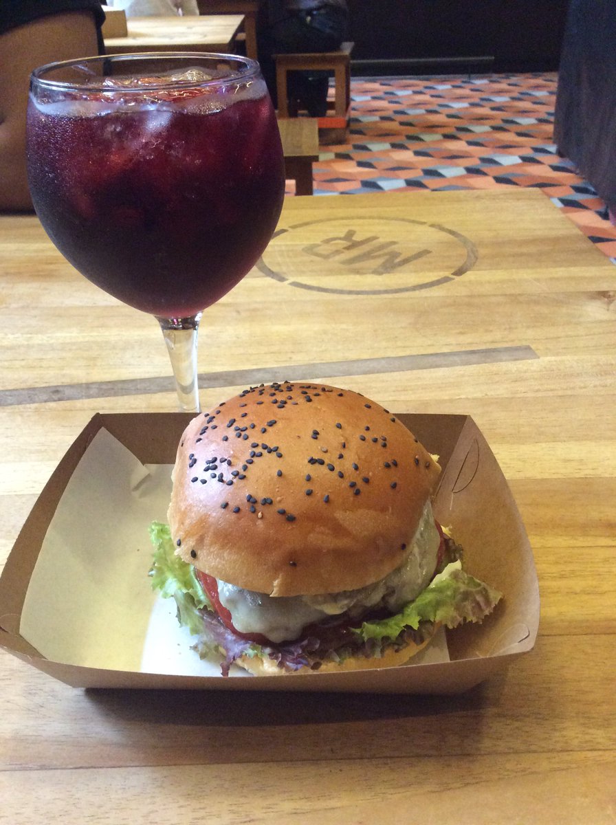 Deliciosa combinación !  una hamburguesa de @ButcherandSons con un rico Tinto de verano de Tinto Mx <a href="/mercadoromaMX/">Mercadoroma</a>