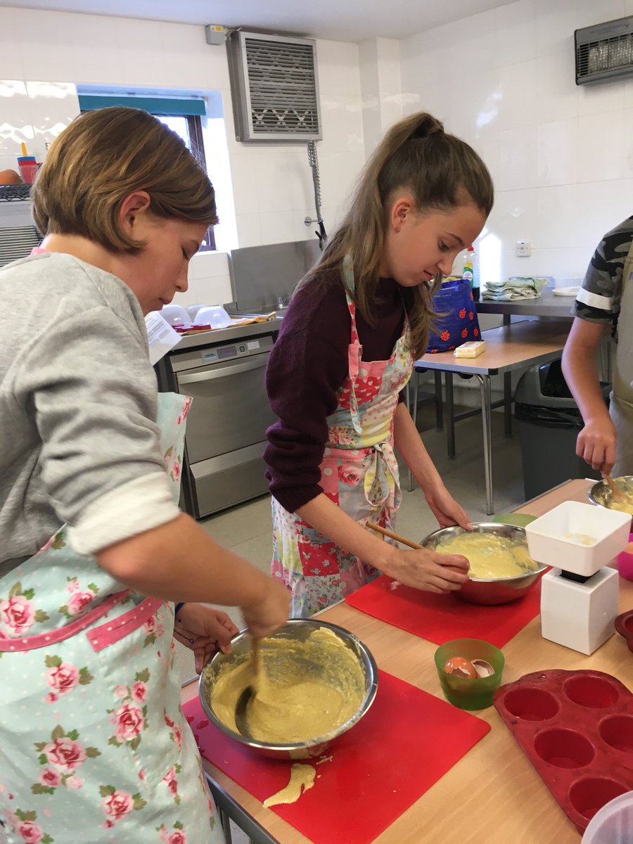 AMrsbunthebaker's tweet photo. Great to have the 12+ #cookingclass back tonight. @SupermumOx 
@wallingfordhera @sgftv 😀 https://t.co/ae1wlmZgnT