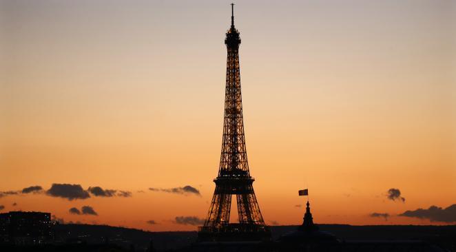 atlantico_fr's tweet photo. Bonbonnes de Notre-Dame : première incarcération, la tour Eiffel visée https://t.co/6JRgVc5IMm https://t.co/nBOWGguWU1
