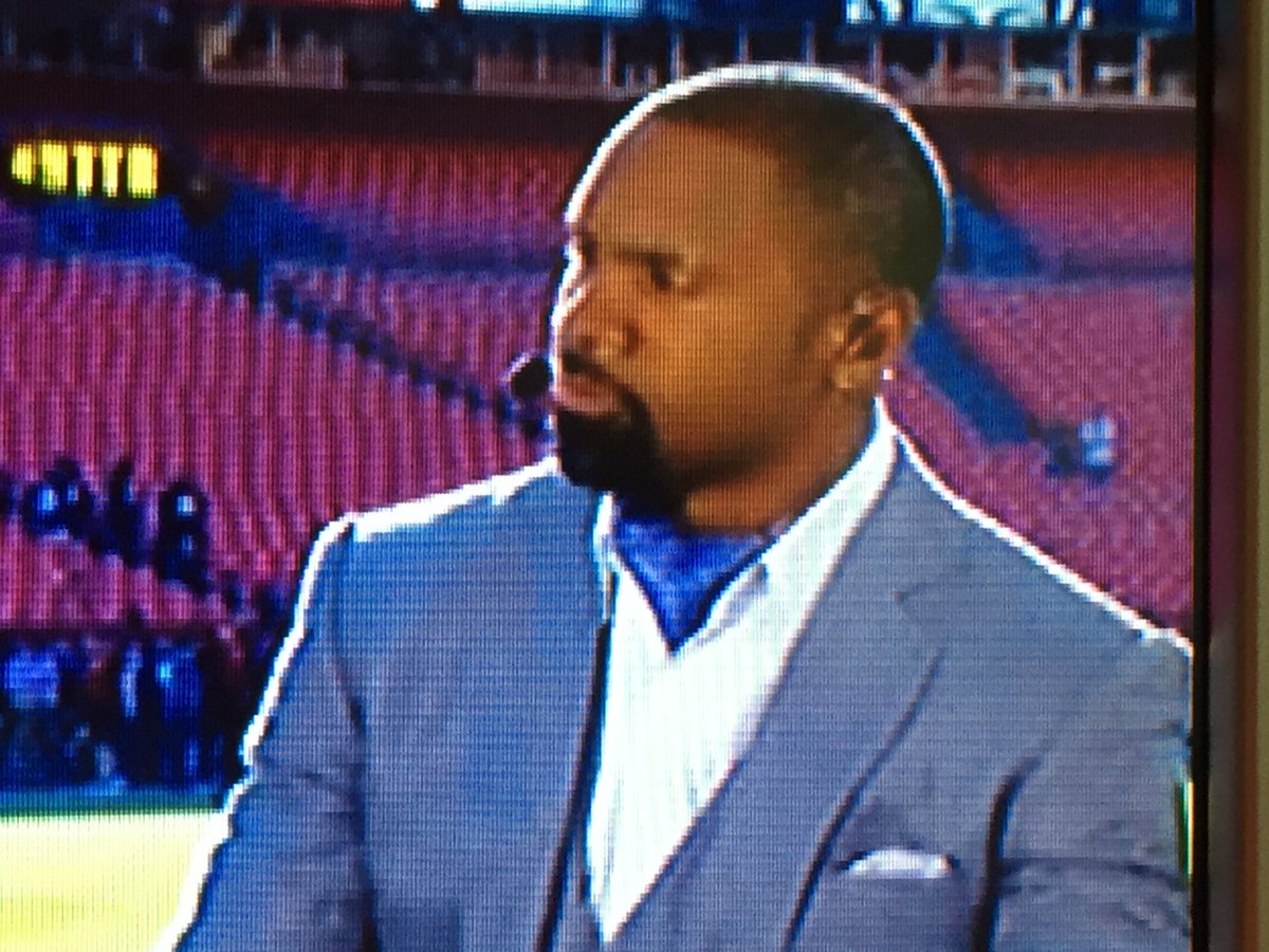 kdub10s's tweet photo. Charles Woodson is wearing an ascot in the @ESPNMondayNight pre-game show. He's AWESOME. 😘 https://t.co/njHficRWEs