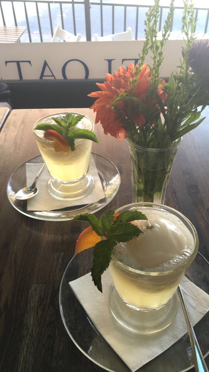 Kperlick1's tweet photo. A #sweetweekseattle treat with my girlfriend @emkatchris https://t.co/lNgxPexm3Y