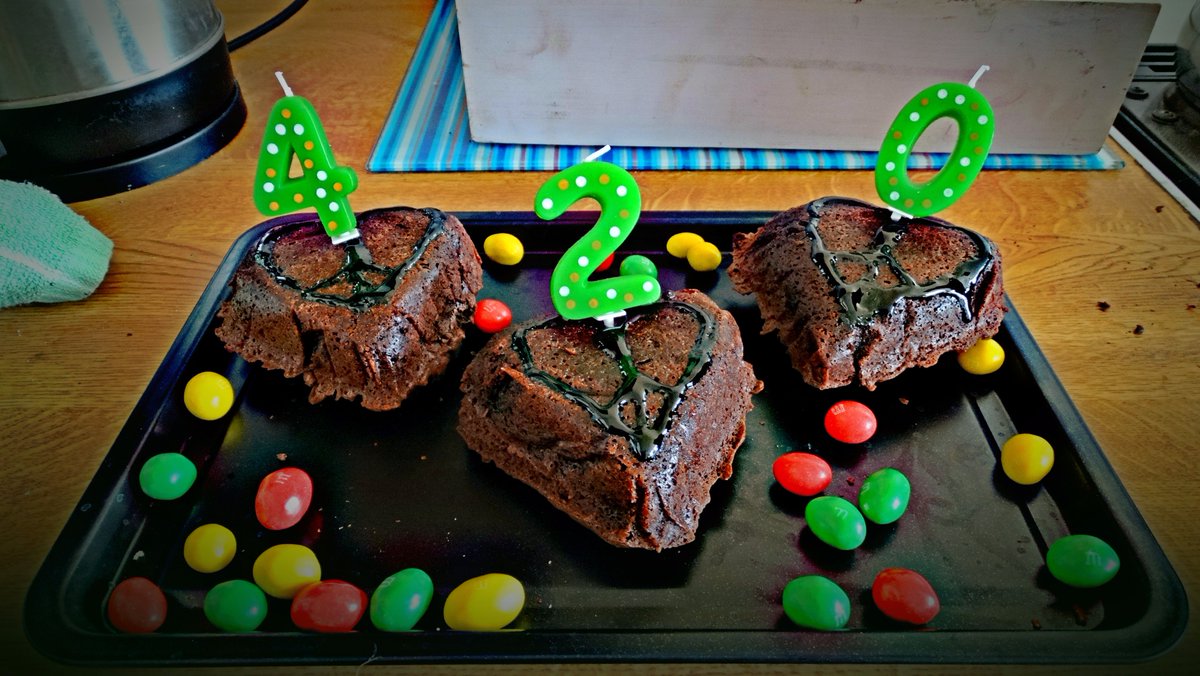 ablaze_korb's tweet photo. Call me da ganja baker #trippinglikeabitch #wearethealiens #illuminati https://t.co/aIoG6zCgmZ