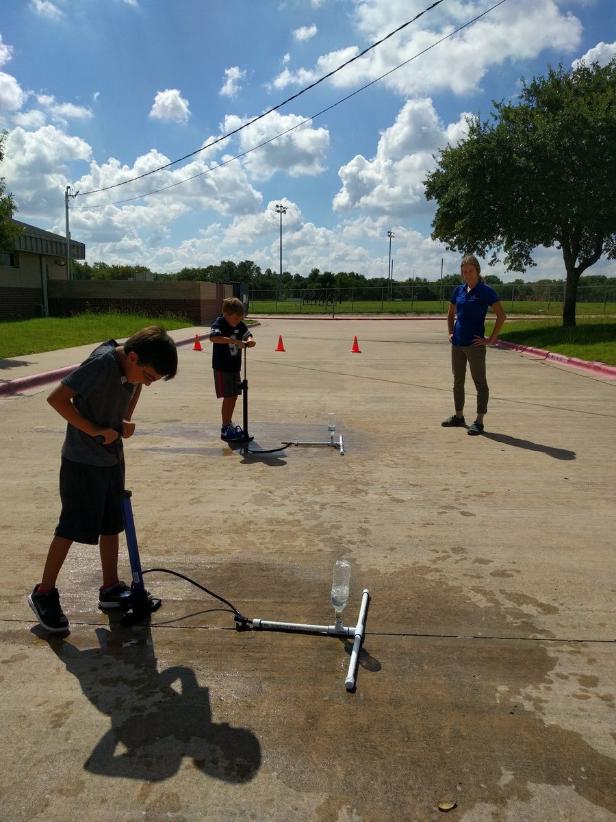blackspackLOE's tweet photo. Thanks @STEM_Scouts for sending us Vortex, the mobile lab! "Which rocket type will fly highest, kids?" #Good2beLOE https://t.co/WtDYt1Ksp4