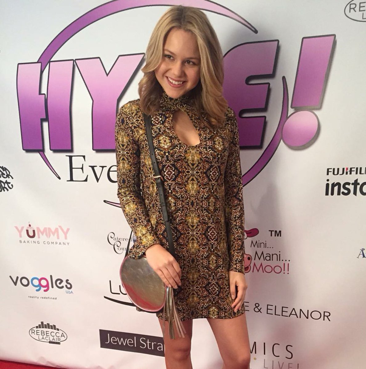 hypeeventsla's tweet photo. Doesn't @RealBellaAcres look pretty carrying this cute bag from @LuluandEllie at the #hypeeventsla gifting suite? https://t.co/vLCYhdQX5O