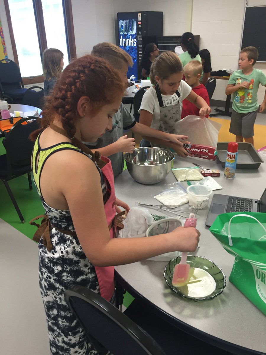 aapostolakis3's tweet photo. Pursuing their passion...baking! @deaconsclass @RidgeFCL https://t.co/4mQ50s3fhi