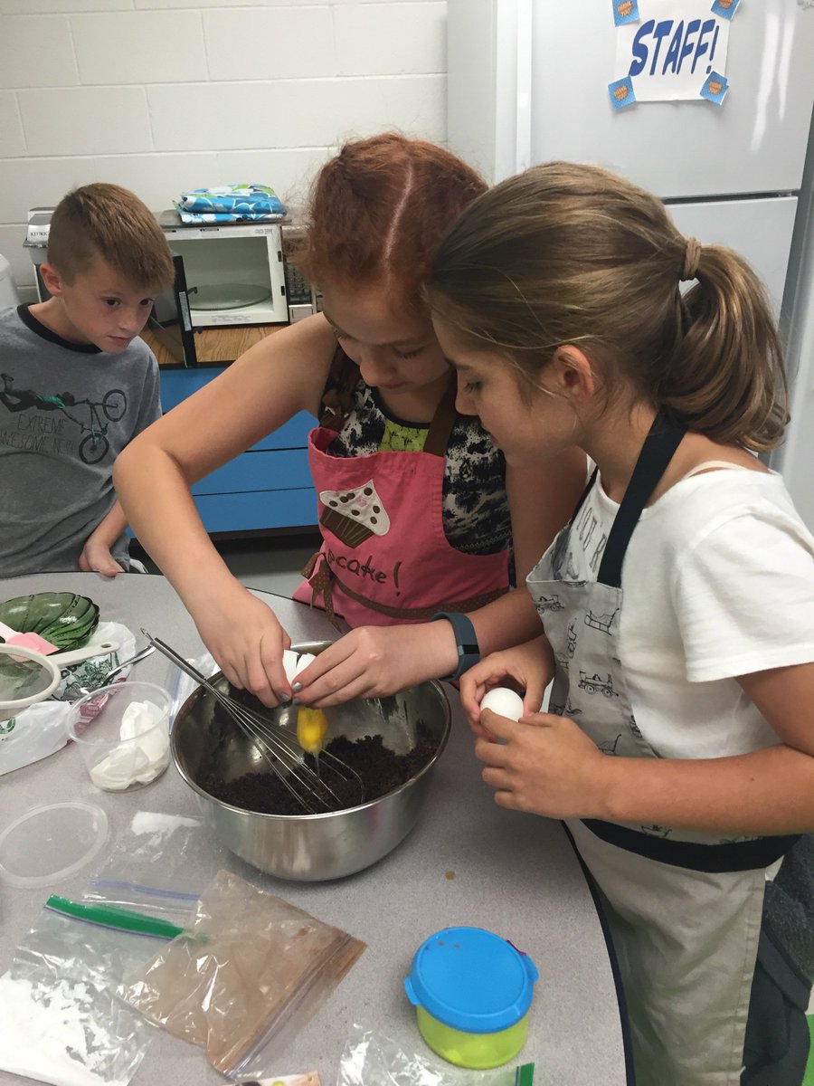 aapostolakis3's tweet photo. Pursuing their passion...baking! @deaconsclass @RidgeFCL https://t.co/4mQ50s3fhi