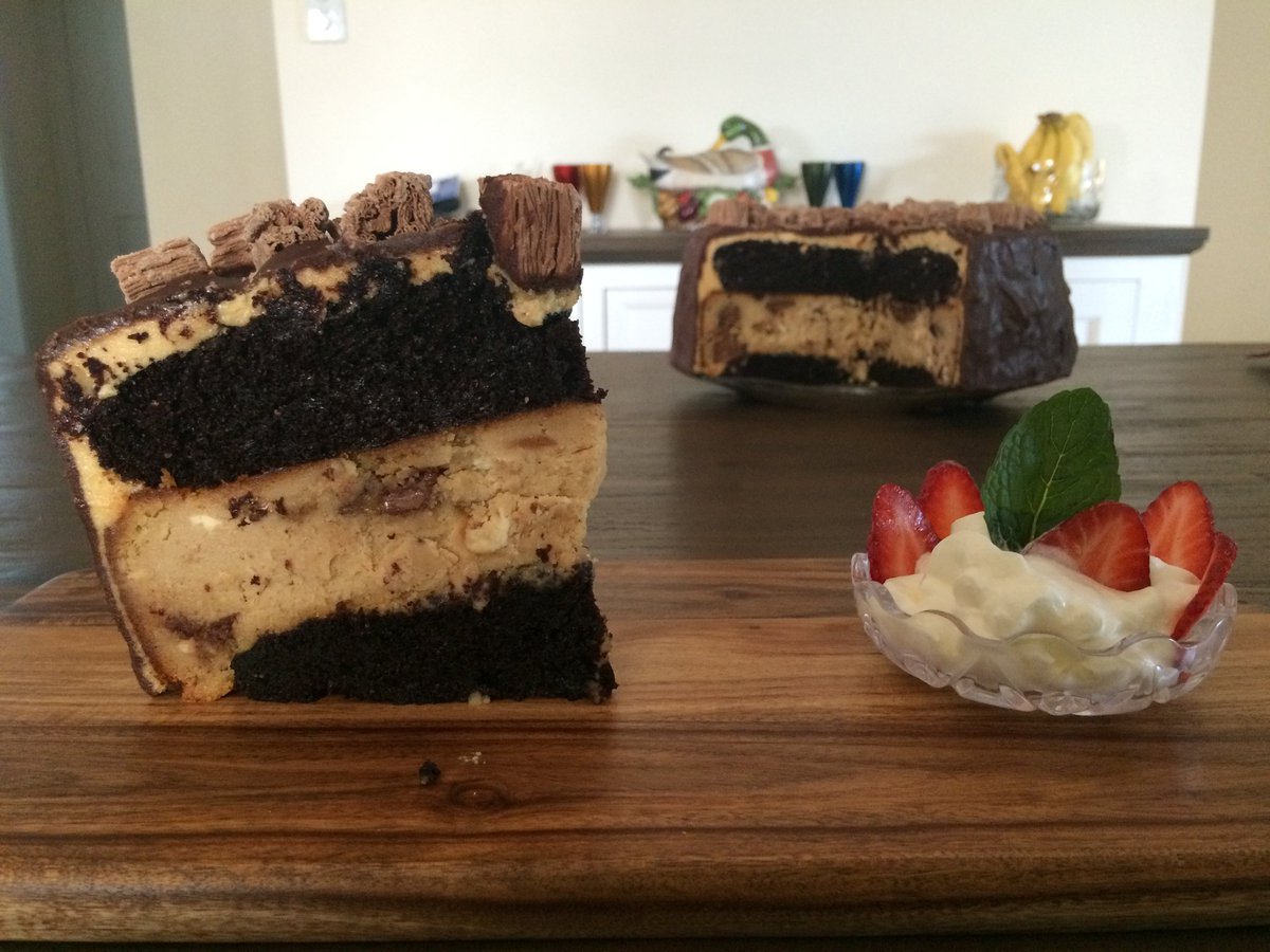 Stardust_2304's tweet photo. Dessert number 3 finished product! #recipegirl #chocolatesponge #peanutbuttercheesecake #decadent #frosting #ganache https://t.co/FN7Yi3vMLz
