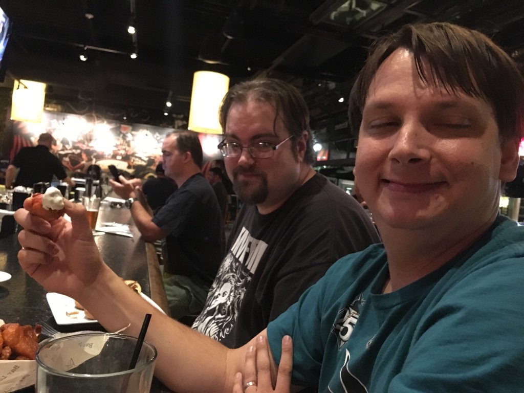 jakeasmith's tweet photo. @baileylo #eatsomewings https://t.co/5XRUxaVpRB