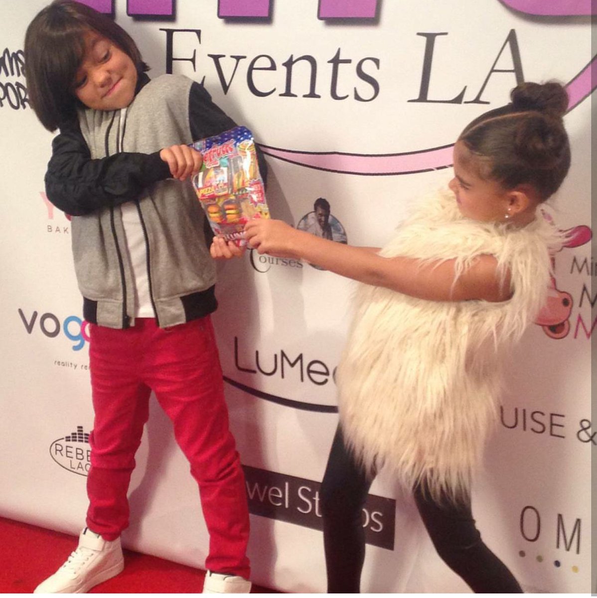 hypeeventsla's tweet photo. TV brother &amp; sister @ArianaG_07 amd @MalachiDBarton love their @EFruttiMx #efrutti from our suite #hypeeventsla https://t.co/lP8EcKXn78