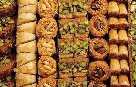 フィフィ V Twitter お祝い事の際には欠かせないエジプト の伝統的なスイーツ コナーファ 蜜に漬けたナッツをサクサクした食感の生地に包んだ甘 いお菓子