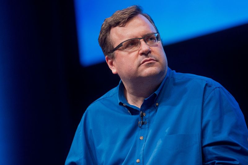 business's tweet photo. LinkedIn's co-founder will donate $5 million to veterans if Trump releases his tax returns https://t.co/khIkajFhNJ https://t.co/nOYNfEfWQd