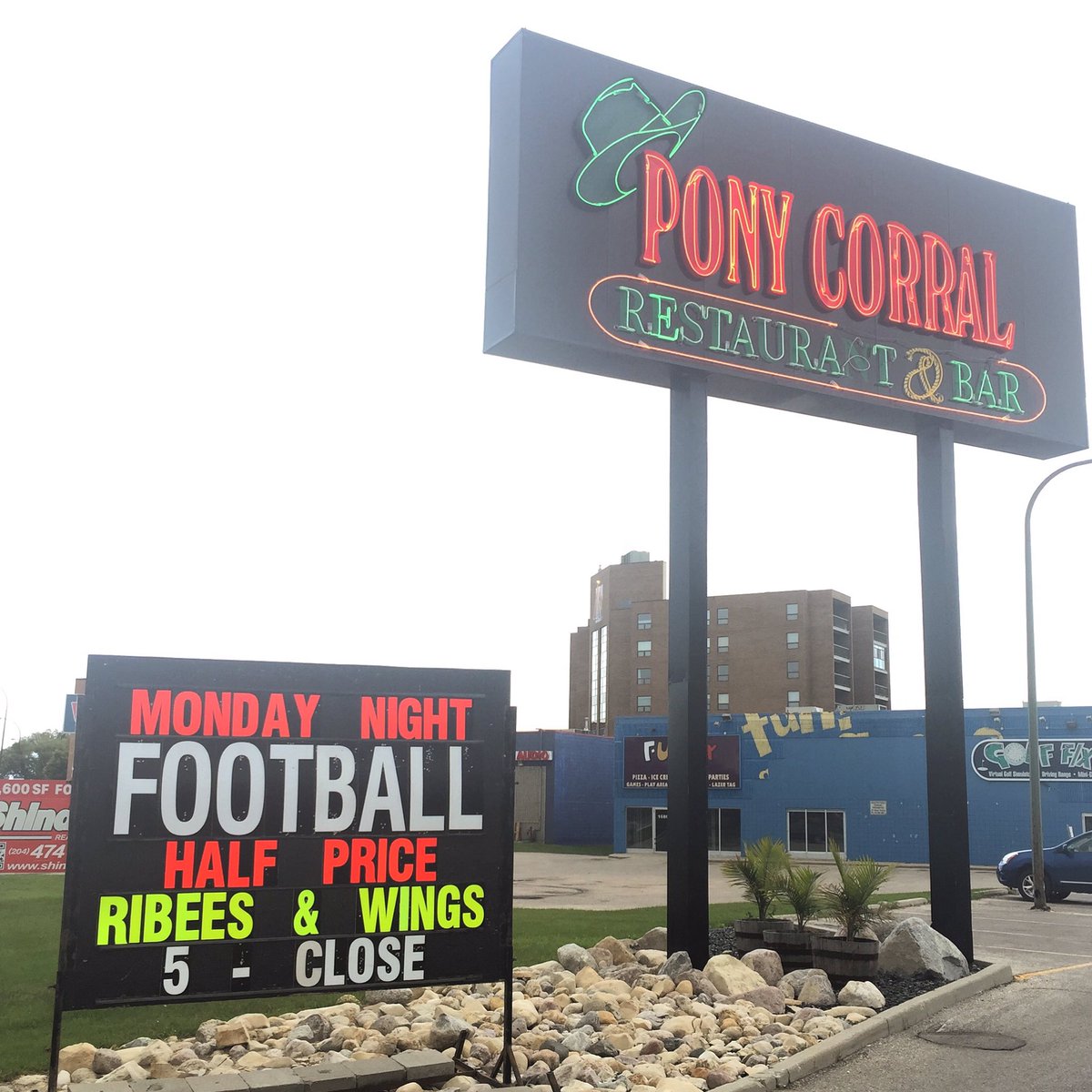 PonyCorral's tweet photo. #Monday Night #Football! Half price #wings &amp; #ribees with purchase of #coorslight $3.99 during game time*🍺🏈 https://t.co/Nar3QKVP85