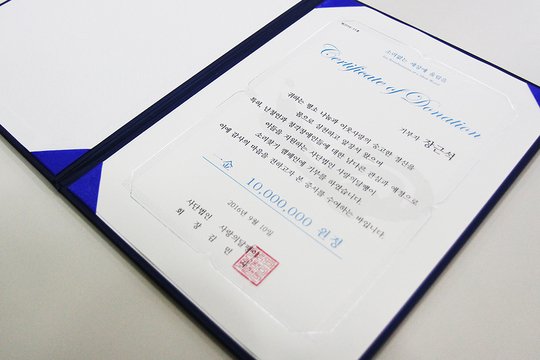 kor_celebrities's tweet photo. 「グンちゃん」チャン・グンソク、聴覚障害の子供に手術費寄付。「誕生日記念分かち合い写真展」収益金。 https://t.co/SOH6OlB37F