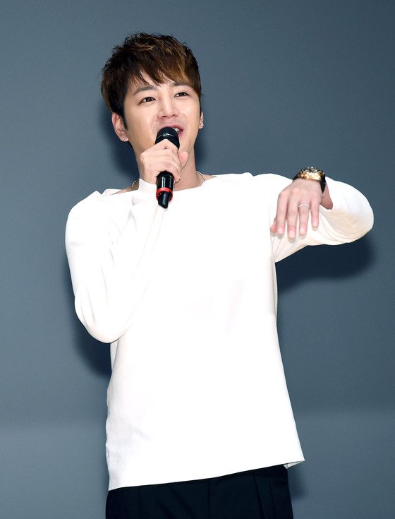 kor_celebrities's tweet photo. 「グンちゃん」チャン・グンソク、聴覚障害の子供に手術費寄付。「誕生日記念分かち合い写真展」収益金。 https://t.co/SOH6OlB37F