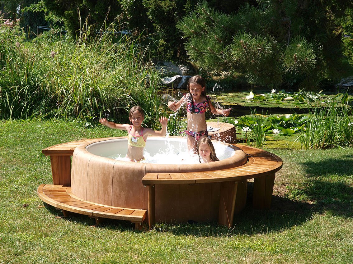 softubcanada's tweet photo. Summer's almost over! Get the summer Softub fun in while you still can! https://t.co/YDfjQoaUri