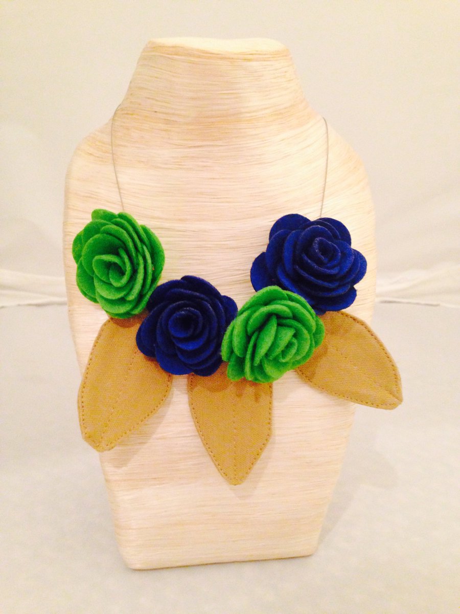 MimiGlobe's tweet photo. This piece is inspired by the Seahawks. A wonderful way to show your spirit this season! https://t.co/eCiAi2ebA2