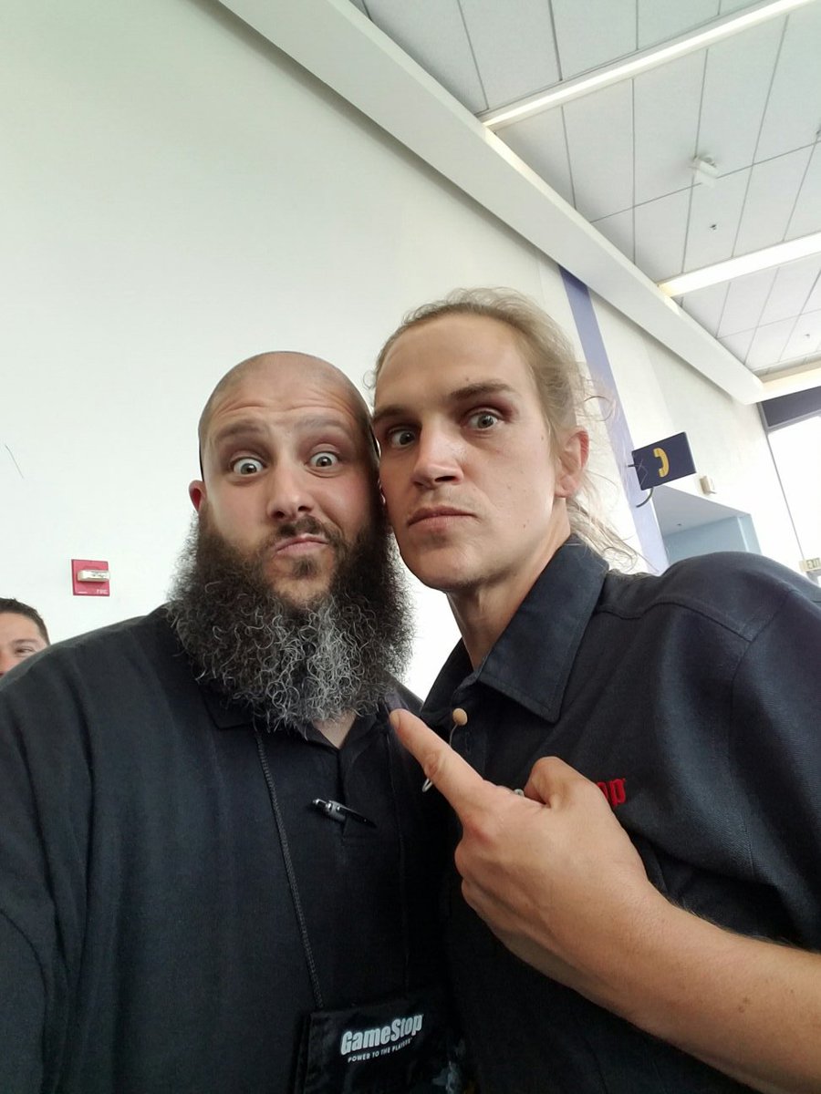 bob0mb's tweet photo. Had to get a pic with the man himself, @JayMewes! #SnootchieBootchie #GMEConference https://t.co/LMK2Md2Tjk