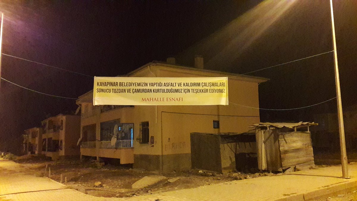BERMEKKI's tweet photo. D.BAKIR
KAYAPINAR
AFETEVLER
HALK BELEDİYEYLE DALGA GEÇİYOR
ASFALT
KALDIRIM YOK
TOZ
ÇAMUR ÇOK
MAHALLEDE ESNAF YOK
🙈🙉🙊 https://t.co/1yUBpc87P3