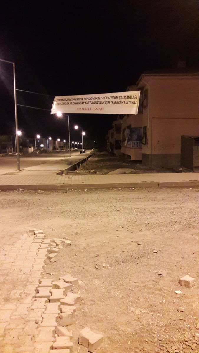 BERMEKKI's tweet photo. D.BAKIR
KAYAPINAR
AFETEVLER
HALK BELEDİYEYLE DALGA GEÇİYOR
ASFALT
KALDIRIM YOK
TOZ
ÇAMUR ÇOK
MAHALLEDE ESNAF YOK
🙈🙉🙊 https://t.co/1yUBpc87P3