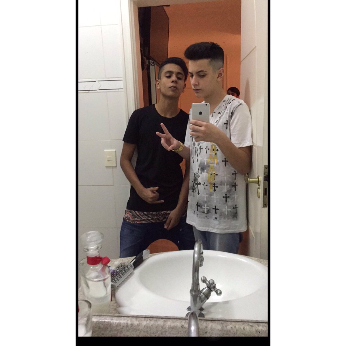 Novaiiis's tweet photo. Analisando as proposta .. 📱💰#fullMad https://t.co/bDNntQqKed