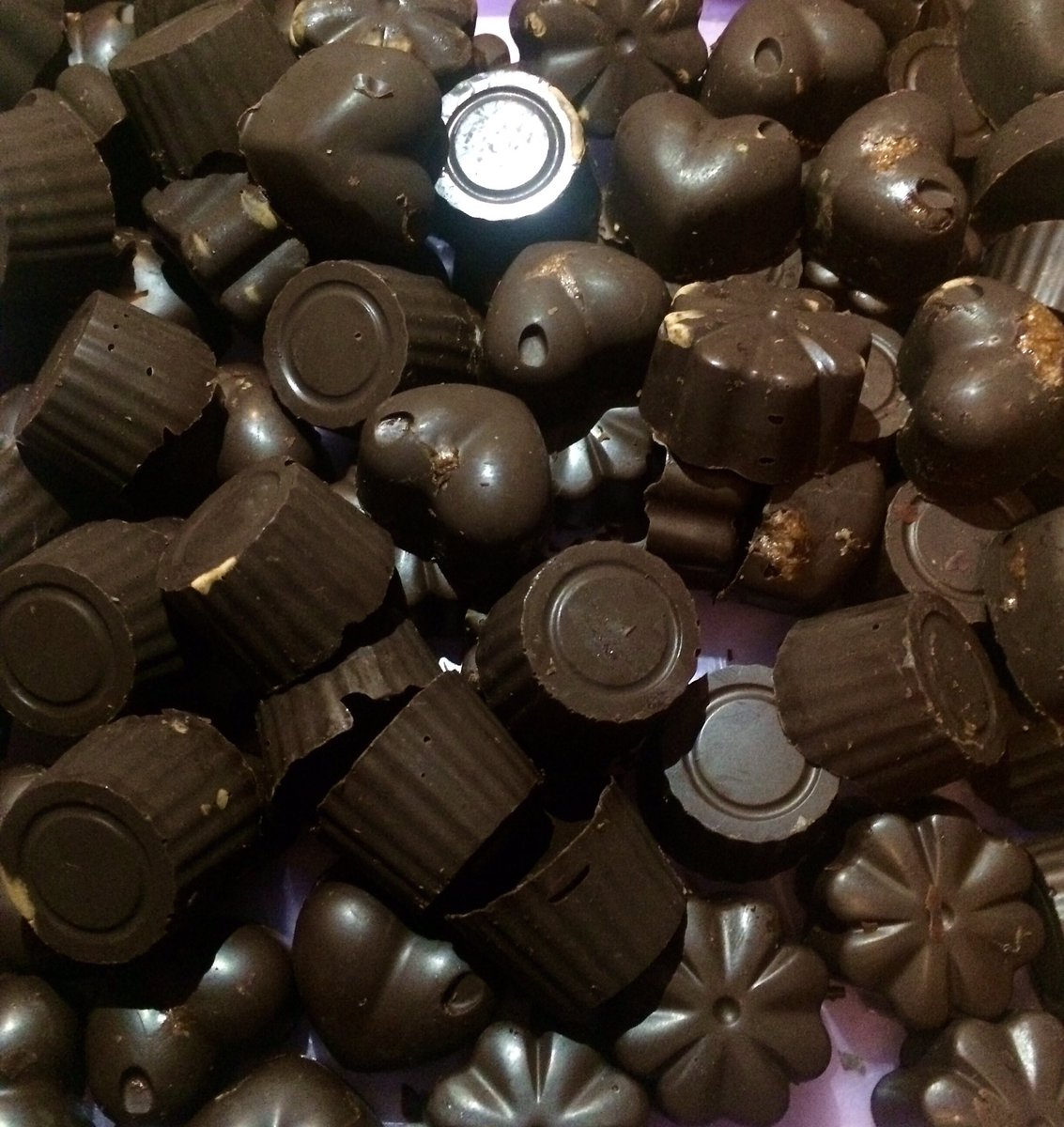 RoVivasok's tweet photo. Hoy producción #BombonesRellenos de #ChocolateAmargo al70% d #veggieprofood #ComidaConsciente x mí y #PriPrete 👉👯🍫❤️ https://t.co/9y3R26Y2at