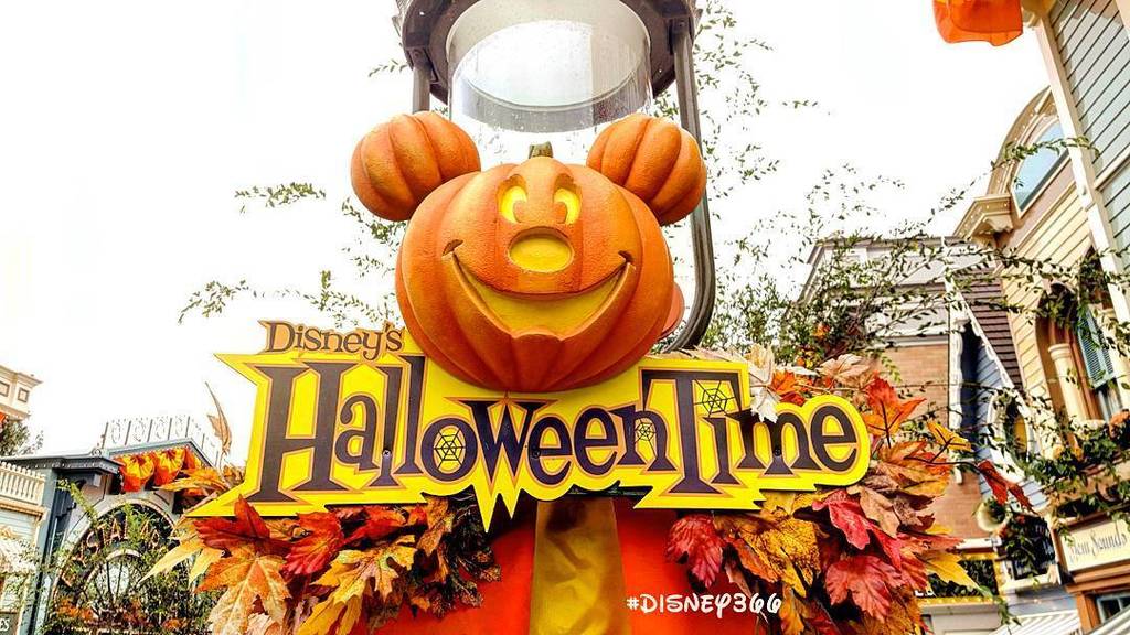 Disney366's tweet photo. Day 1717: #MickeyPumpkins & #Fall #Colors are draped down Main Street USA. #Disney366 @Di… https://t.co/18HSEo1SPk https://t.co/uGeHFyGRjq