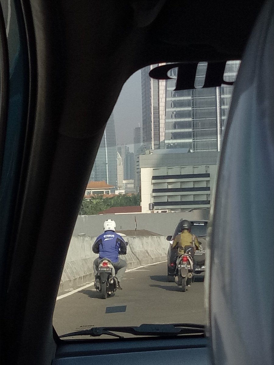 iinsofjan's tweet photo. @TMCPoldaMetro Memangnya sekarang sepeda motor boleh lewat jalan layang Dr. Satrio yg tinggi bgt itu? https://t.co/MHJv15mbdY