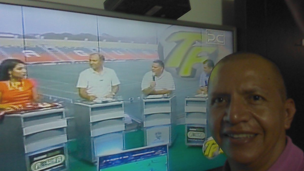 luiskontador201's tweet photo. @TertuliaIbague un saludo a la mesa de periodistas, envío foto para participar en rifa de la camiseta. Del Tolima https://t.co/Xesfc8TUXJ
