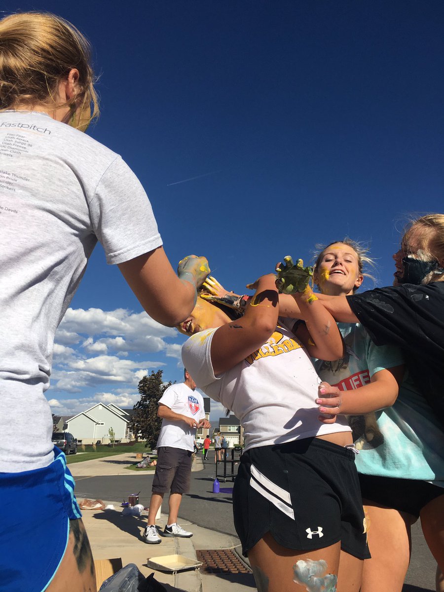 AubreyProbst's tweet image. homecoming week got me like #sorrybret