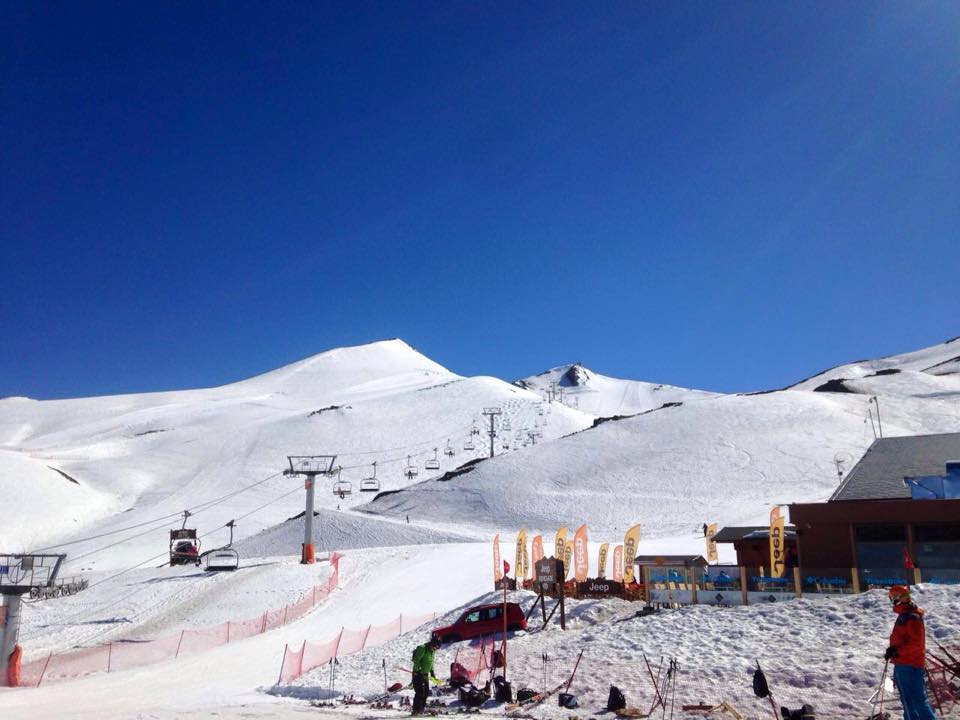 SKITOTALCHILE's tweet photo. ¿Vas a dejar que el invierno se escape?  ¡Ven y sube con nosotros, aprovecha los últimos días de la temporada! https://t.co/DwYJL3cYmk