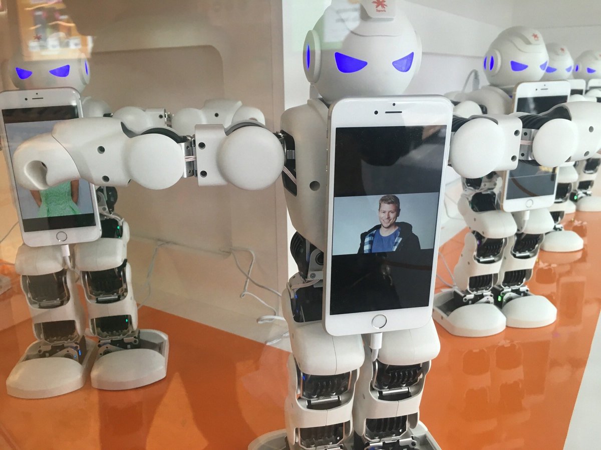 JasonCParis's tweet photo. @Matt_Gibb look who just got in line for an iPhone 7! #roboqueue https://t.co/xmunX884mS