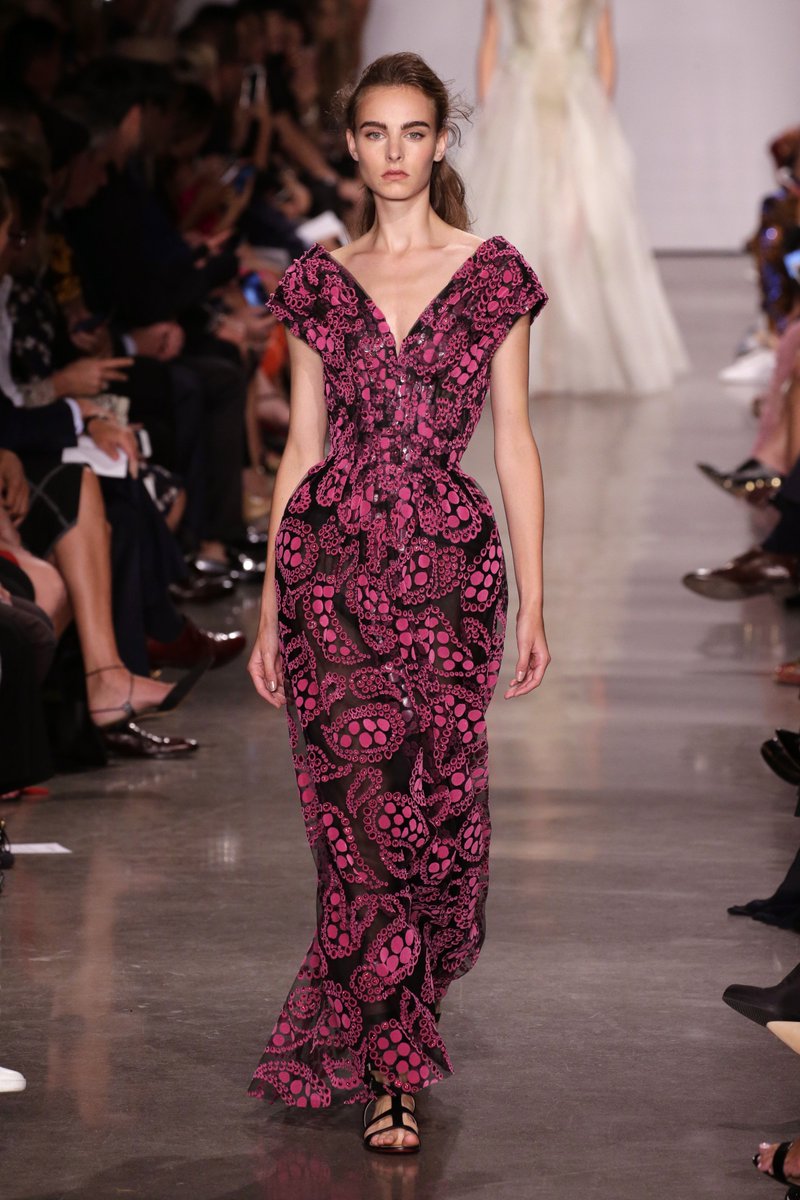HarpersBazaarmx's tweet photo. Zac Posen conquista #NYFW con una colección femenina y sofisticada en la que la paleta roja y fucsia sobresale. https://t.co/eBzyUjwbND