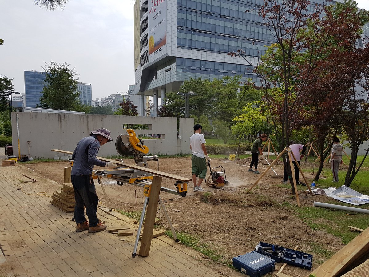 경기정원문화박람회 작품음 직접하고  계십니다 정원에대한  열정은  나이는  상관이  없는것  같아요
