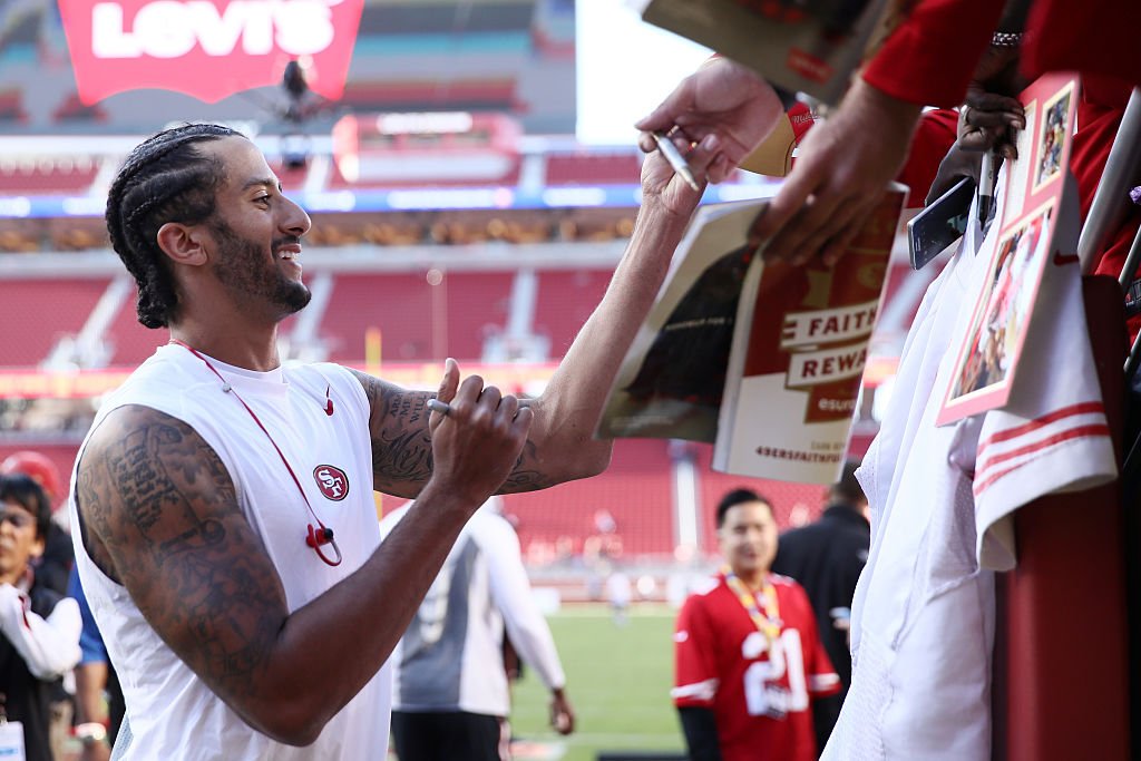 sportsphotos's tweet image. #49ers Colin Kaepernick signing autographs.  (Getty) NFL week 1 📷 : bit.ly/2c2nKRj