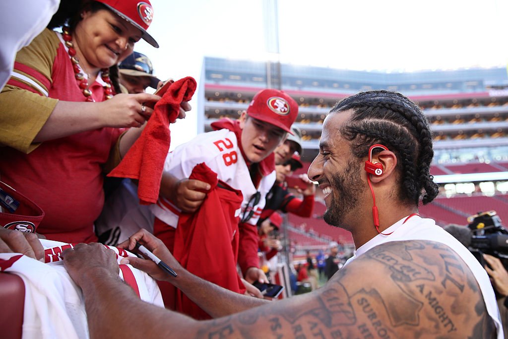 sportsphotos's tweet image. #49ers Colin Kaepernick signing autographs.  (Getty) NFL week 1 📷 : bit.ly/2c2nKRj